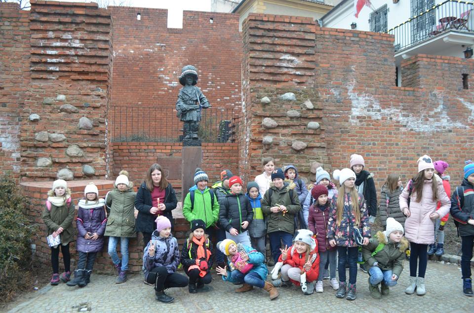 Uczniowie klas czwartych na wycieczce w Warszawie